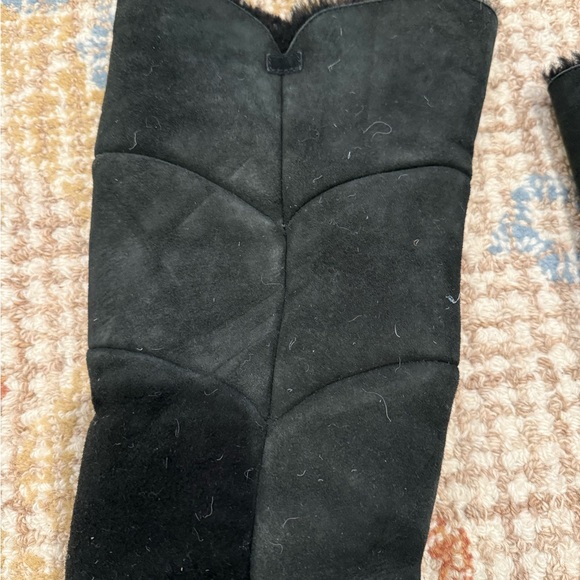 UGGS Size 9.5 - Newlike - Picture 2 of 4